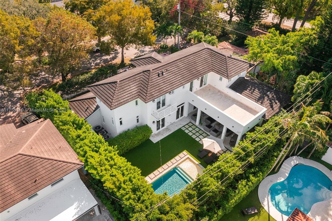 最近售出: $4,875,000 (4 贝兹, 4 浴室, 3548 平方英尺)