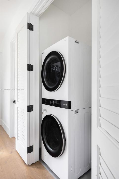 最近售出: $4,875,000 (4 贝兹, 4 浴室, 3548 平方英尺)