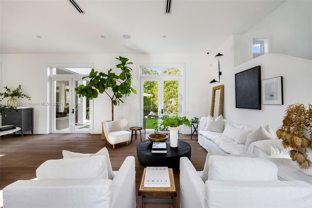 最近售出: $4,875,000 (4 贝兹, 4 浴室, 3548 平方英尺)