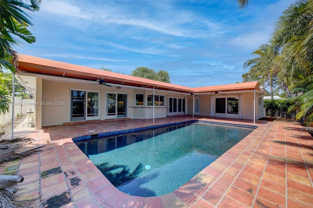 Recientemente alquilado: $8,400 (3 camas, 2 baños, 2047 Pies cuadrados)