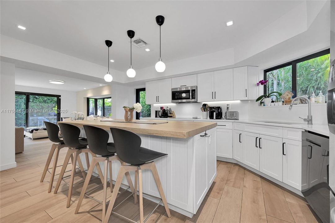 Recently Sold: $3,480,000 (4 beds, 3 baths, 2403 Square Feet)