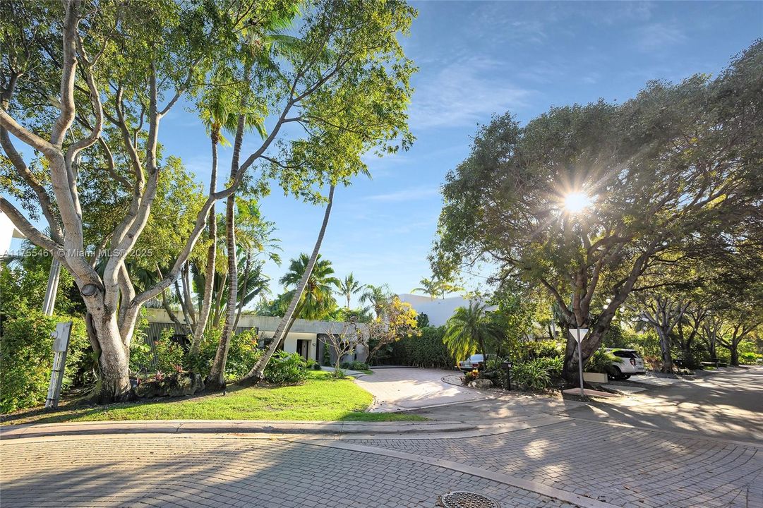 Recently Sold: $3,480,000 (4 beds, 3 baths, 2403 Square Feet)