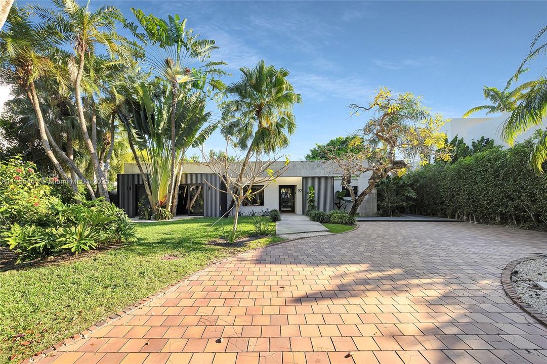 Recently Sold: $3,480,000 (4 beds, 3 baths, 2403 Square Feet)