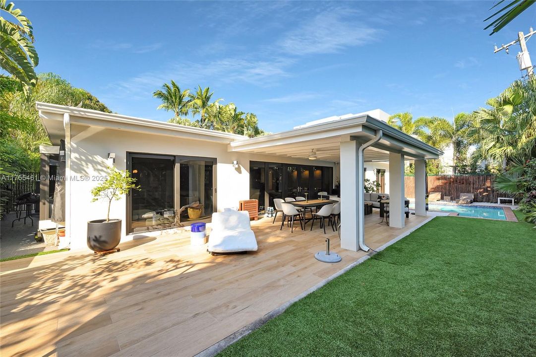 Recently Sold: $3,480,000 (4 beds, 3 baths, 2403 Square Feet)