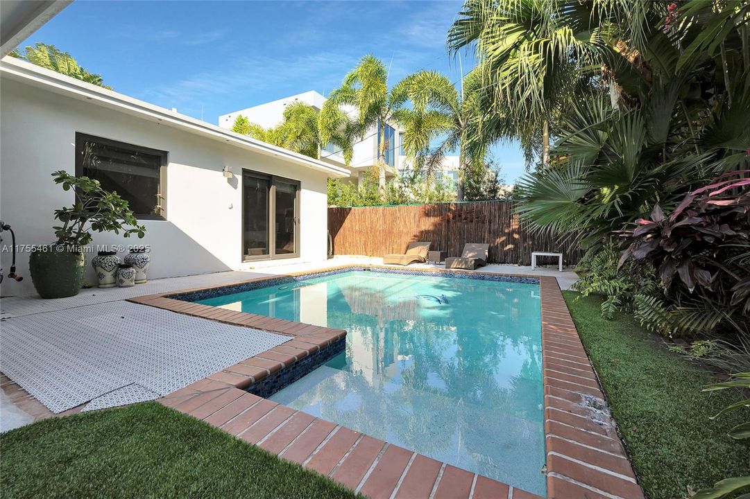 Recently Sold: $3,480,000 (4 beds, 3 baths, 2403 Square Feet)