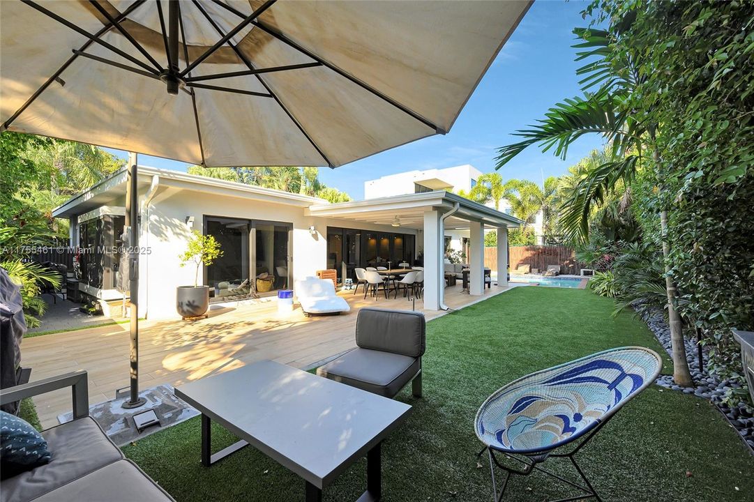 Recently Sold: $3,480,000 (4 beds, 3 baths, 2403 Square Feet)