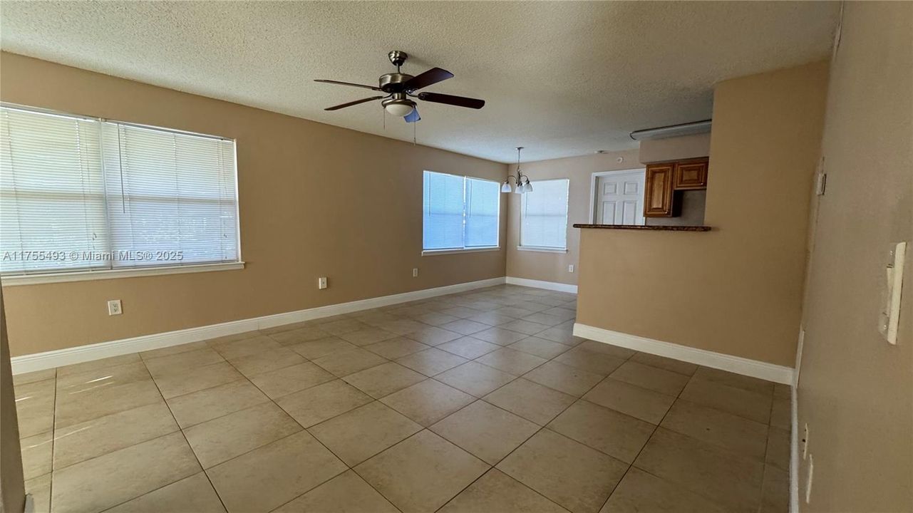 Recientemente alquilado: $1,400 (2 camas, 2 baños, 1033 Pies cuadrados)