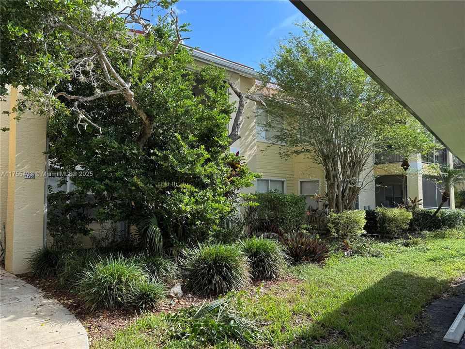 Recientemente alquilado: $1,400 (2 camas, 2 baños, 1033 Pies cuadrados)