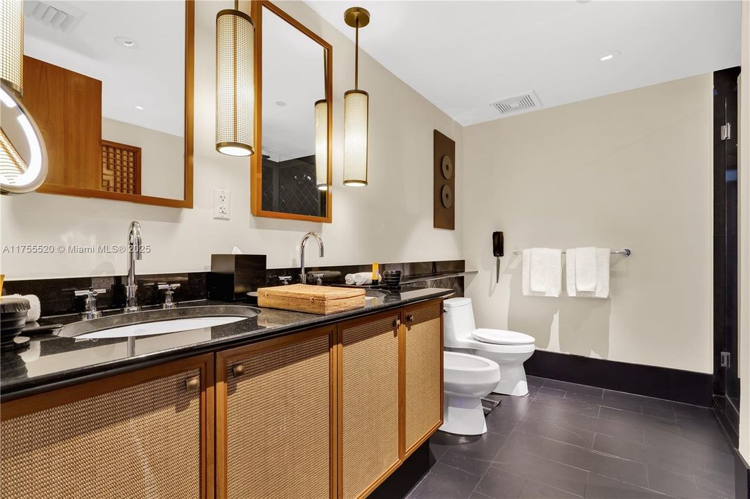 待售: $2,375,000 (1 贝兹, 1 浴室, 767 平方英尺)