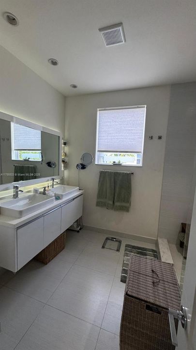 Recently Sold: $862,000 (4 beds, 3 baths, 1862 Square Feet)