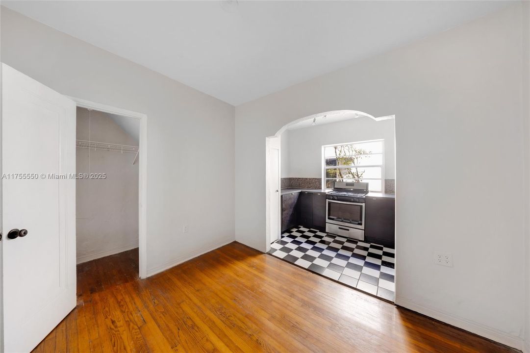 最近售出: $209,900 (1 贝兹, 1 浴室, 696 平方英尺)