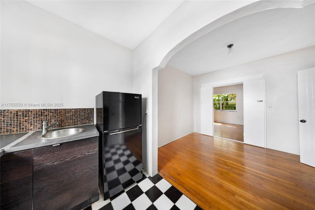 最近售出: $209,900 (1 贝兹, 1 浴室, 696 平方英尺)