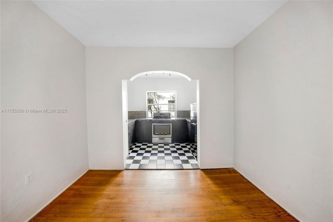 最近售出: $209,900 (1 贝兹, 1 浴室, 696 平方英尺)