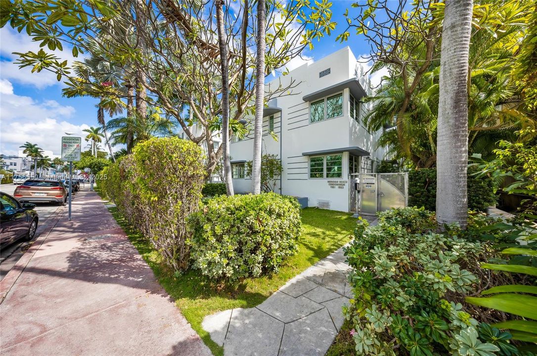 最近售出: $209,900 (1 贝兹, 1 浴室, 696 平方英尺)