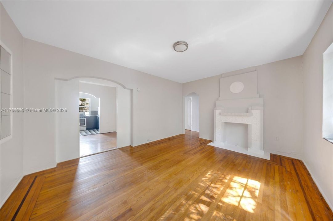 最近售出: $209,900 (1 贝兹, 1 浴室, 696 平方英尺)