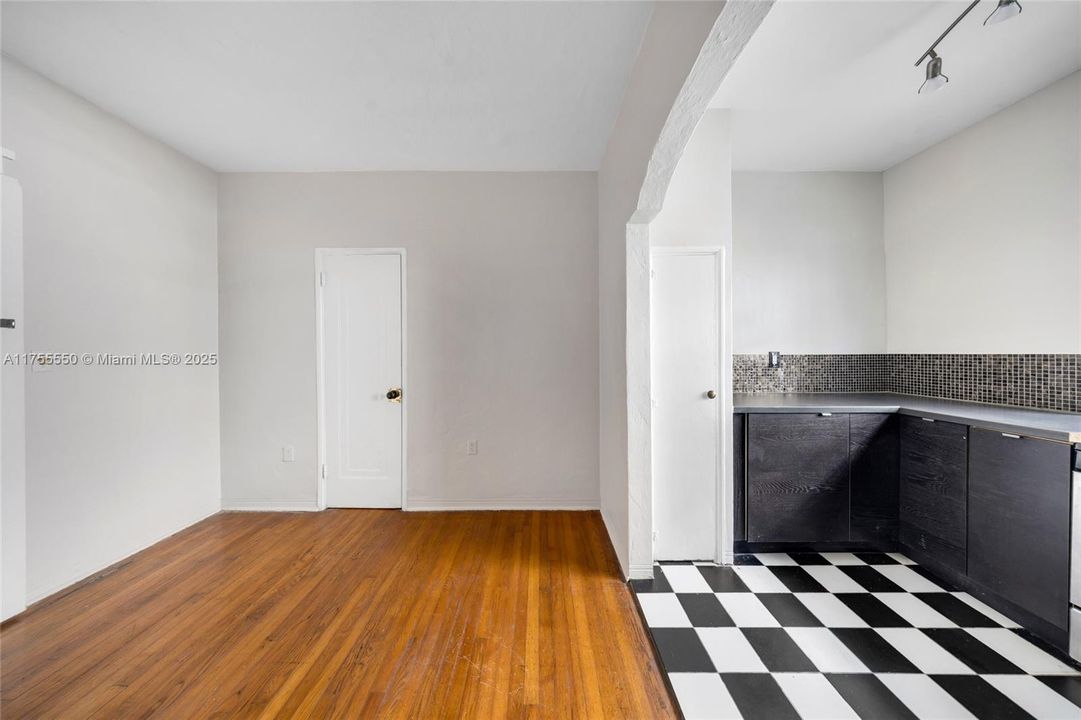 最近售出: $209,900 (1 贝兹, 1 浴室, 696 平方英尺)