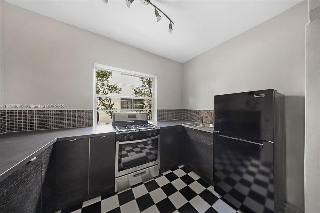 最近售出: $209,900 (1 贝兹, 1 浴室, 696 平方英尺)