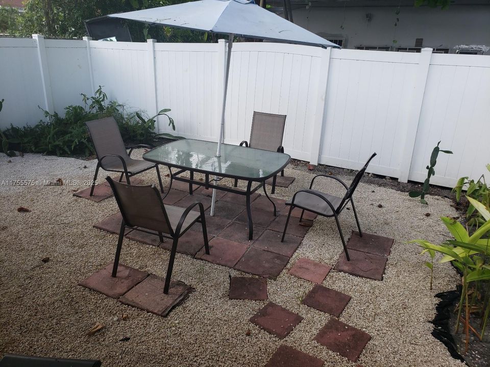 Recently Rented: $3,600 (3 beds, 2 baths, 2850 Square Feet)