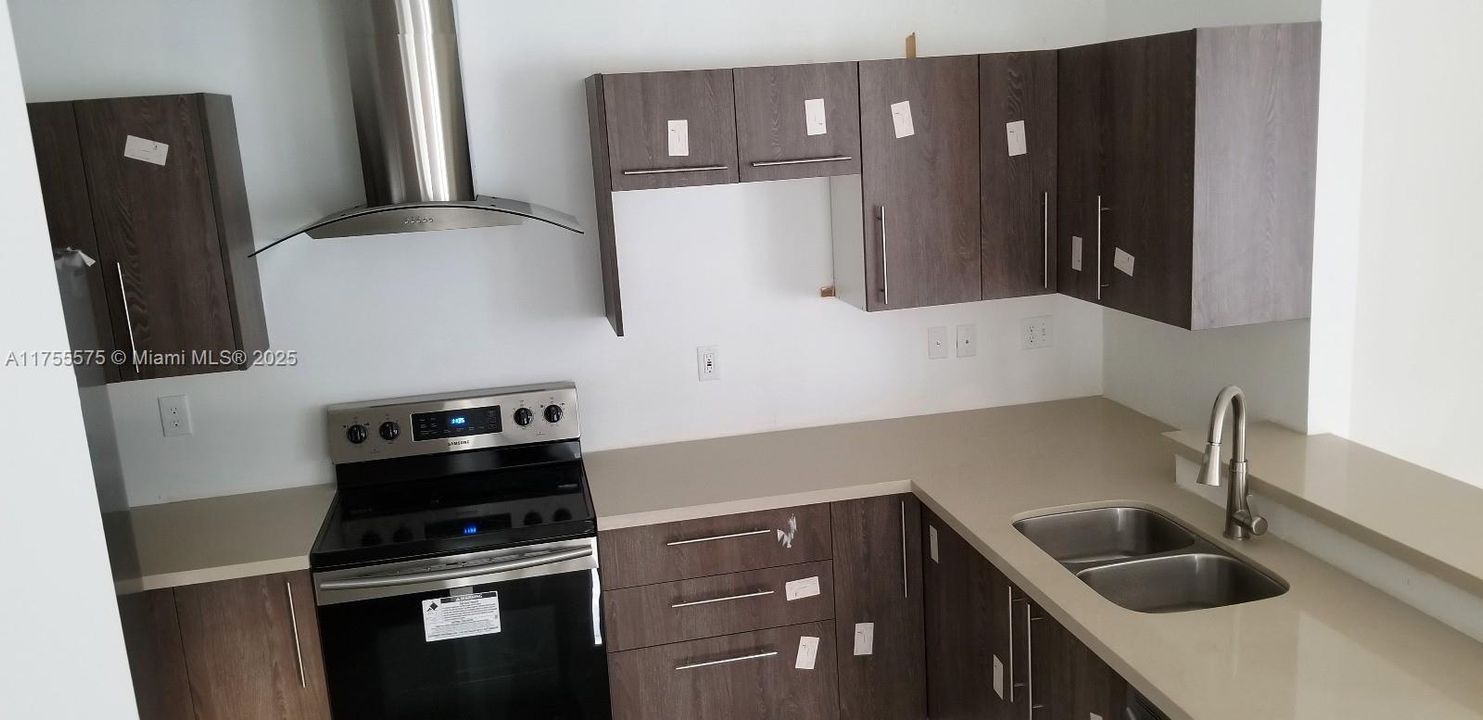 Recently Rented: $3,600 (3 beds, 2 baths, 2850 Square Feet)