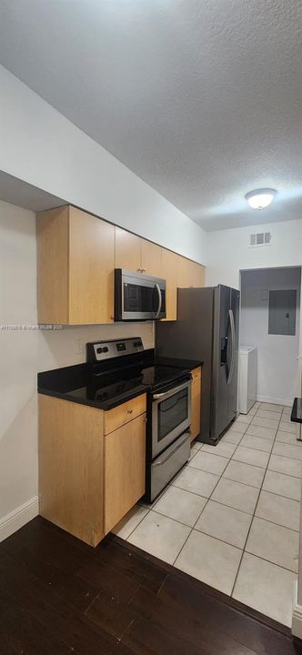 Recientemente alquilado: $2,000 (2 camas, 2 baños, 1051 Pies cuadrados)
