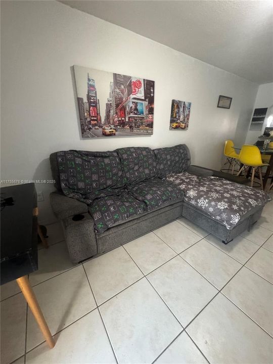 待售: $240,000 (2 贝兹, 2 浴室, 920 平方英尺)