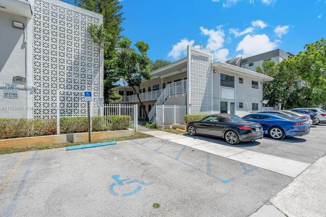 Recently Rented: $1,995 (2 beds, 1 baths, 900 Square Feet)