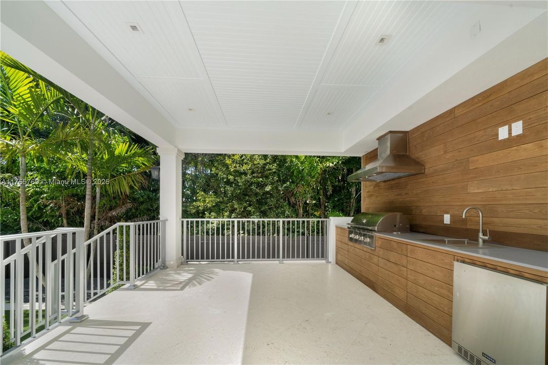 Vendido Recientemente: $13,750,000 (7 camas, 8 baños, 6485 Pies cuadrados)