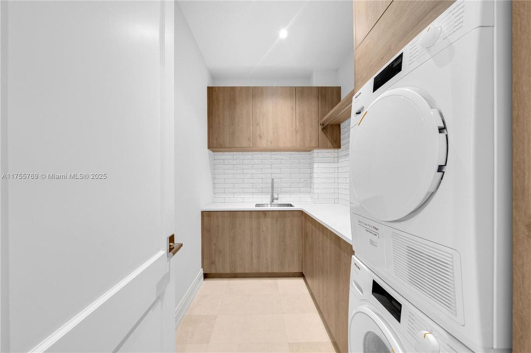 Vendido Recientemente: $13,750,000 (7 camas, 8 baños, 6485 Pies cuadrados)