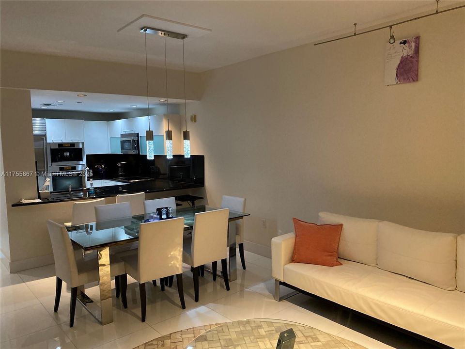 待售: $1,199,000 (1 贝兹, 1 浴室, 858 平方英尺)