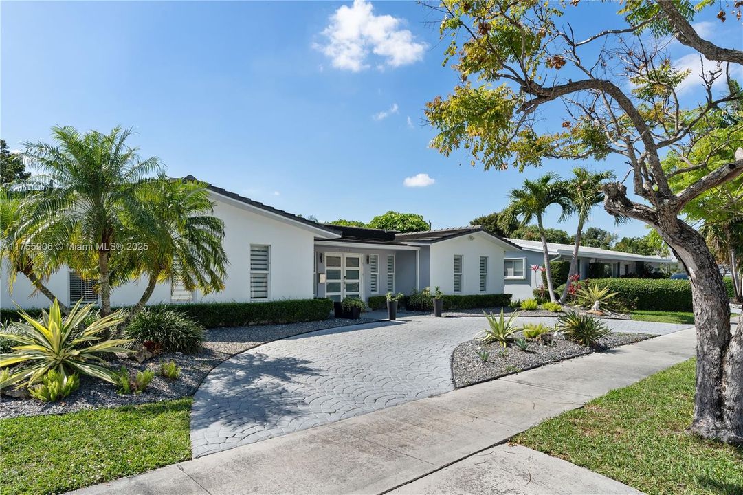 Recently Sold: $1,495,000 (5 beds, 3 baths, 2675 Square Feet)