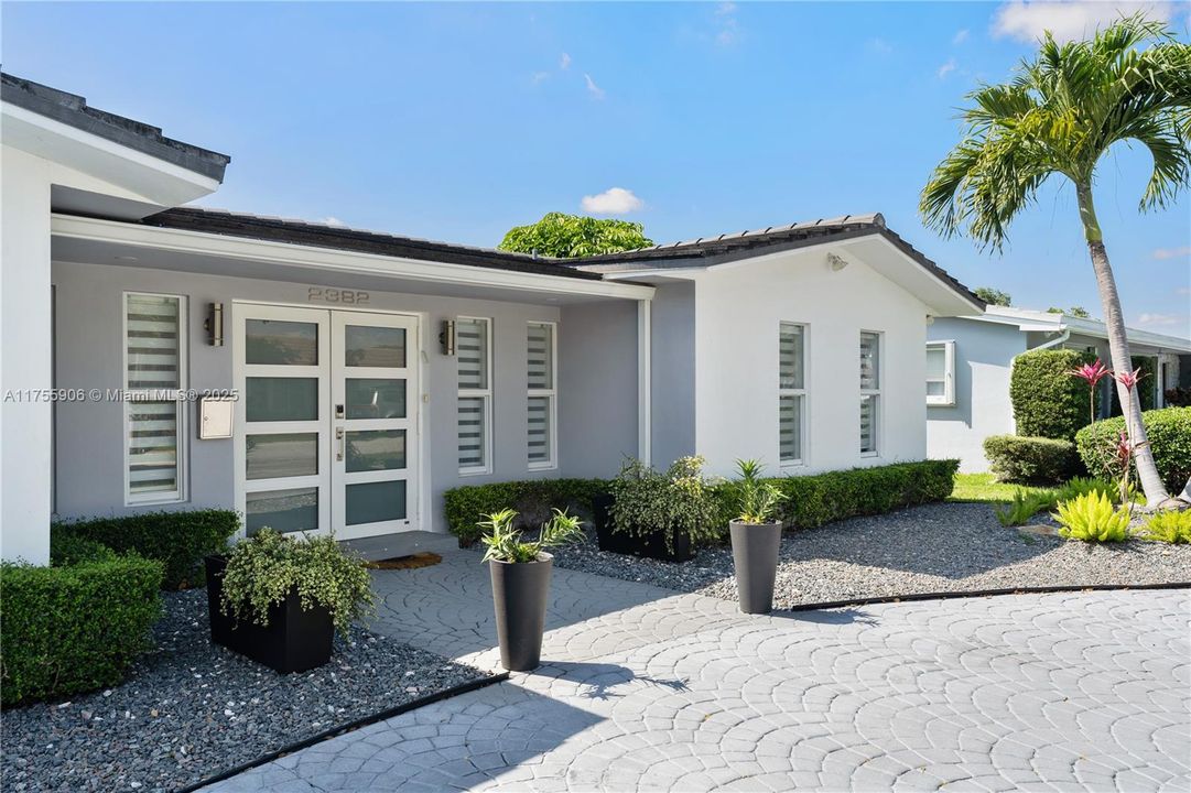 Recently Sold: $1,495,000 (5 beds, 3 baths, 2675 Square Feet)