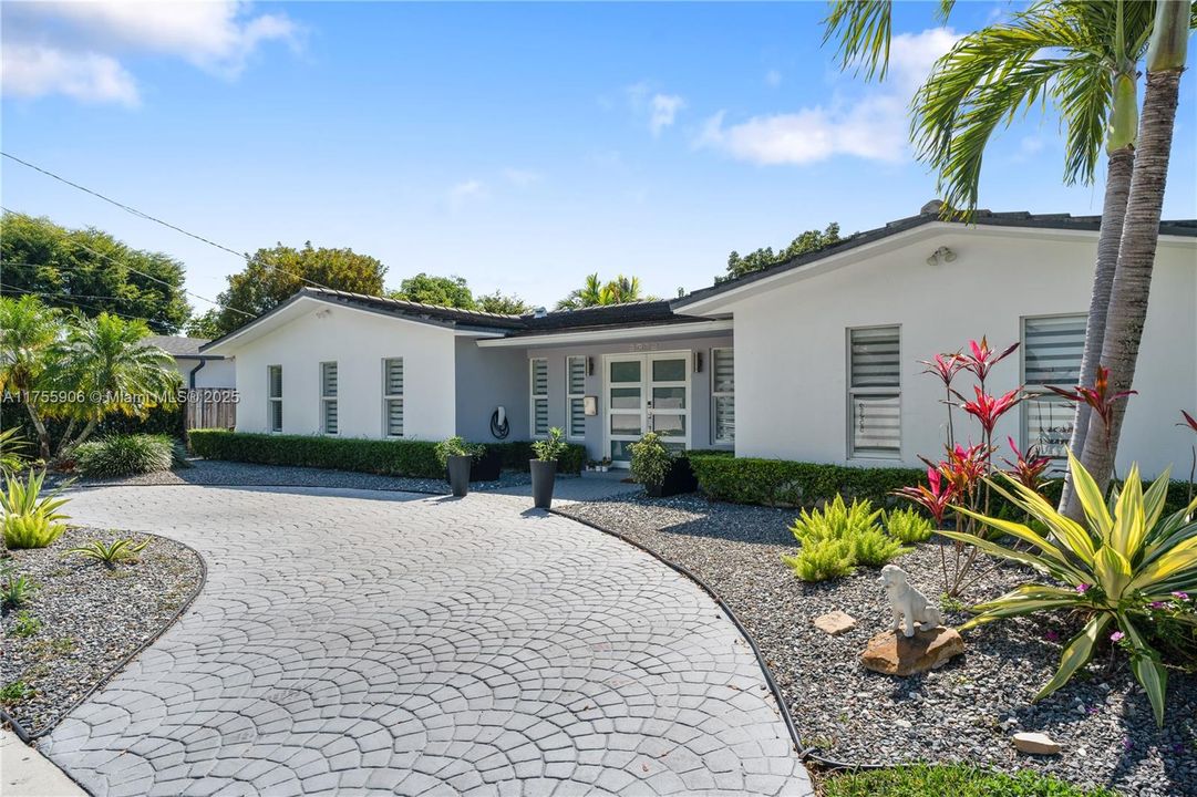 Recently Sold: $1,495,000 (5 beds, 3 baths, 2675 Square Feet)