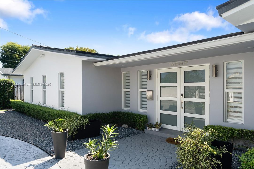 Recently Sold: $1,495,000 (5 beds, 3 baths, 2675 Square Feet)