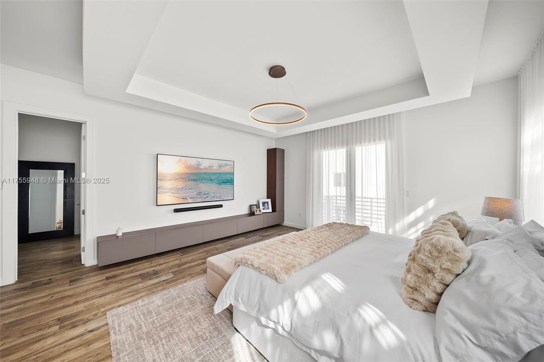 Recently Sold: $1,792,000 (5 beds, 5 baths, 4247 Square Feet)