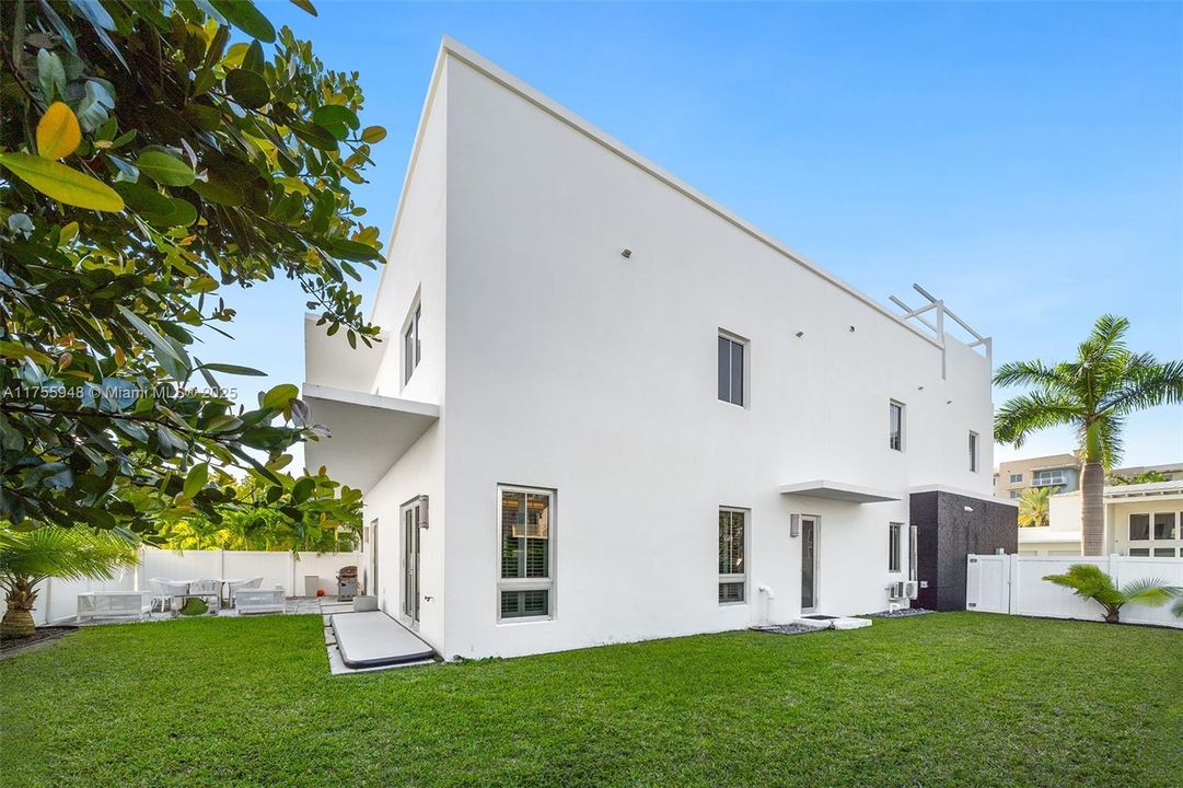 Recently Sold: $1,792,000 (5 beds, 5 baths, 4247 Square Feet)