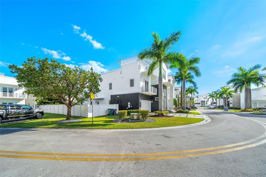 Recently Sold: $1,792,000 (5 beds, 5 baths, 4247 Square Feet)