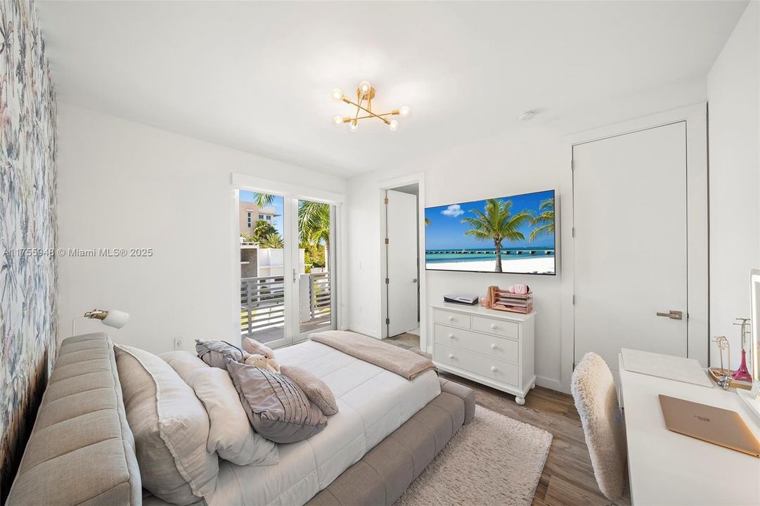 Recently Sold: $1,792,000 (5 beds, 5 baths, 4247 Square Feet)