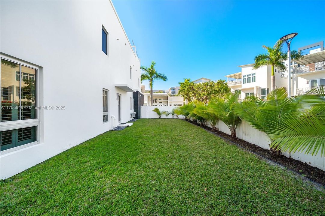 Recently Sold: $1,792,000 (5 beds, 5 baths, 4247 Square Feet)
