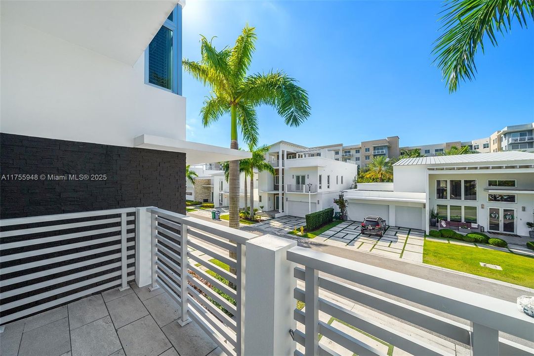 Recently Sold: $1,792,000 (5 beds, 5 baths, 4247 Square Feet)