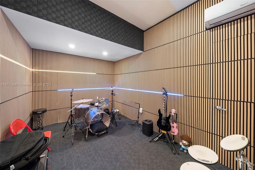 Recently Sold: $1,792,000 (5 beds, 5 baths, 4247 Square Feet)