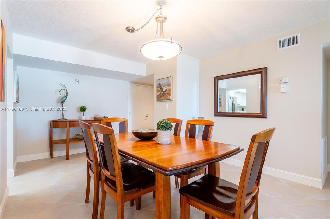 最近售出: $399,900 (2 贝兹, 2 浴室, 1200 平方英尺)