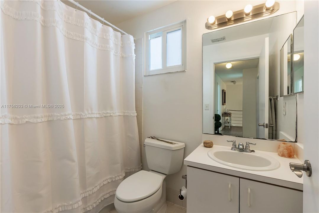 Recently Sold: $775,000 (3 beds, 2 baths, 1967 Square Feet)