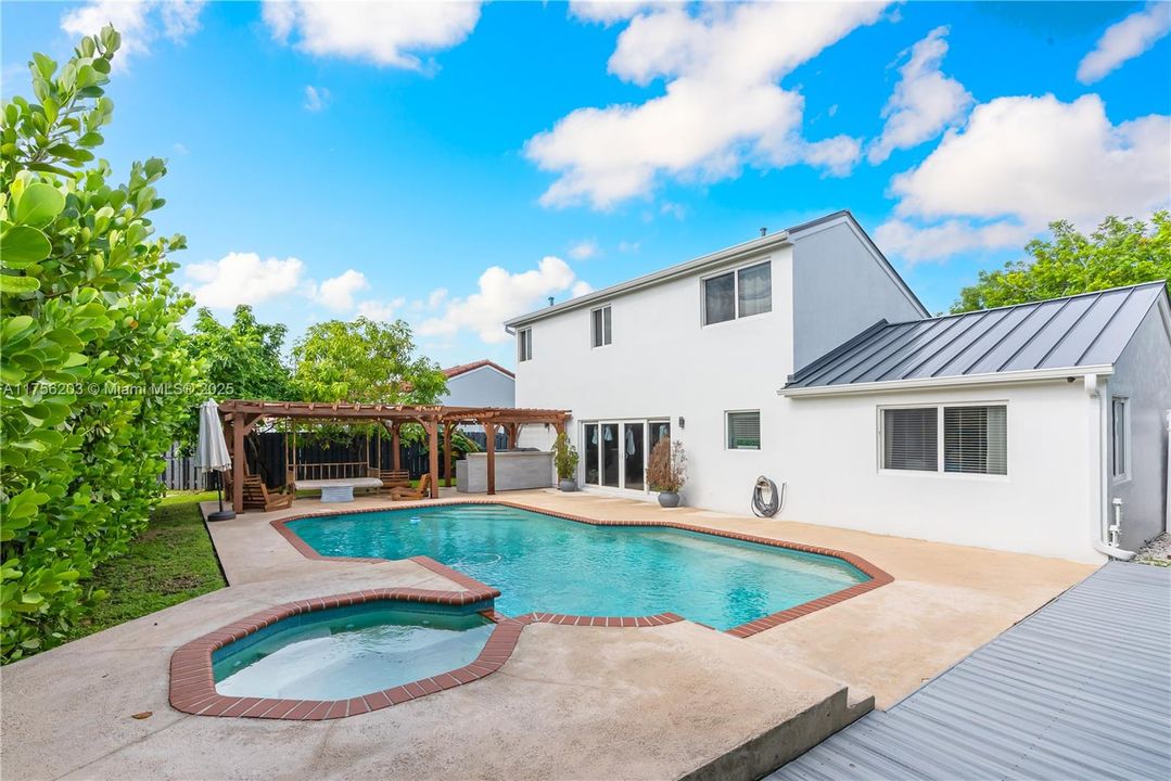 Recently Sold: $775,000 (3 beds, 2 baths, 1967 Square Feet)