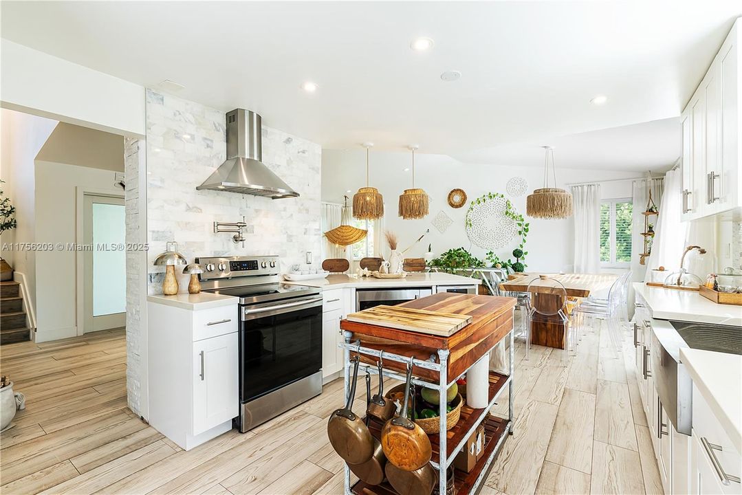 Recently Sold: $775,000 (3 beds, 2 baths, 1967 Square Feet)