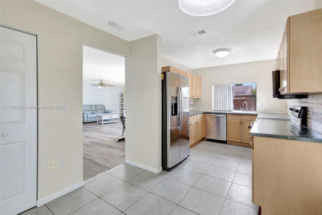 合同活跃: $565,000 (3 贝兹, 2 浴室, 1436 平方英尺)