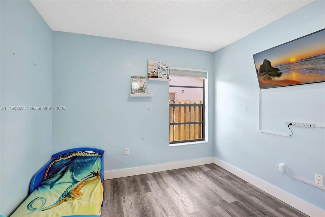 合同活跃: $565,000 (3 贝兹, 2 浴室, 1436 平方英尺)