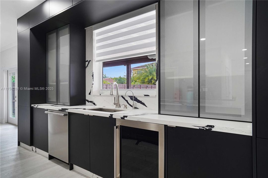 Recently Rented: $5,250 (4 beds, 2 baths, 2587 Square Feet)