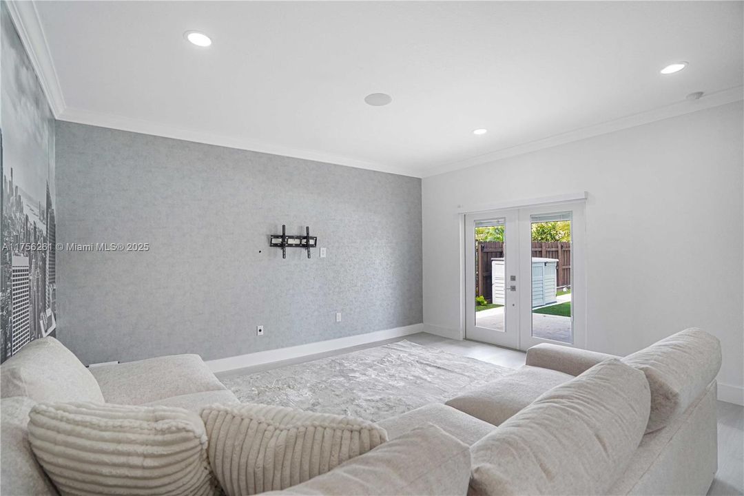 Recently Rented: $5,250 (4 beds, 2 baths, 2587 Square Feet)