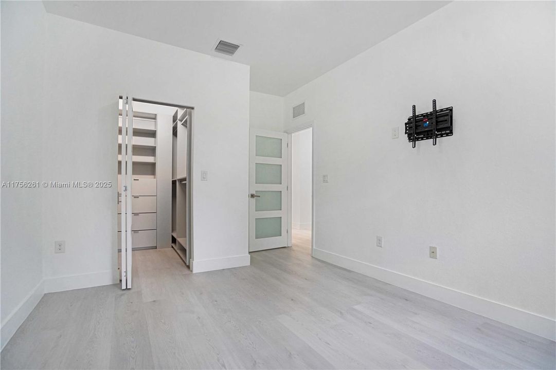 Recently Rented: $5,250 (4 beds, 2 baths, 2587 Square Feet)