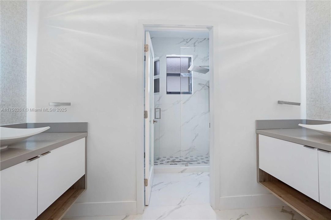 Recently Rented: $5,250 (4 beds, 2 baths, 2587 Square Feet)